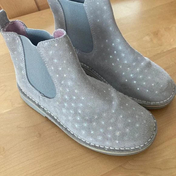 Girl booties size 1 or Euro 32  (Made in Spain) - Picture 2 of 3